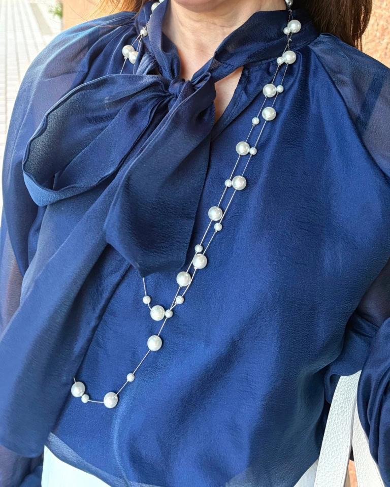 「顔まわりやデコルテを飾るパールのネックレスは、大切な方からのいただきもの。『ZARA』のブラウスの透け感と相まって、パンツスタイルでも、女性らしさをさりげなくプラスしました」