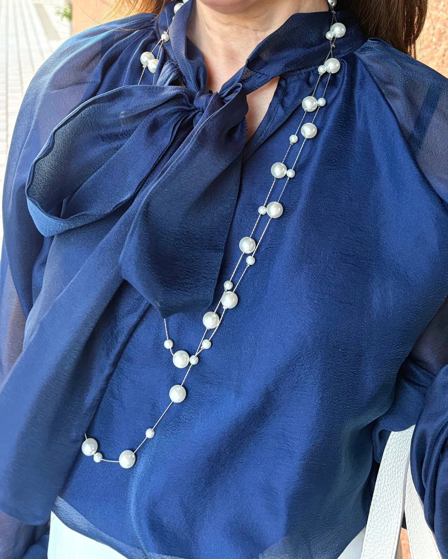 「顔まわりやデコルテを飾るパールのネックレスは、大切な方からのいただきもの。『ZARA』のブラウスの透け感と相まって、パンツスタイルでも、女性らしさをさりげなくプラスしました」