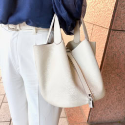 10年以上前に韓国でオーダーしたという白のバッグ。「長年愛用しているからこそ醸し出される、こなれた雰囲気が好きなんです。やわらかな素材で荷物もたっぷり入り、白の小物で統一感を出したいときに使っています」