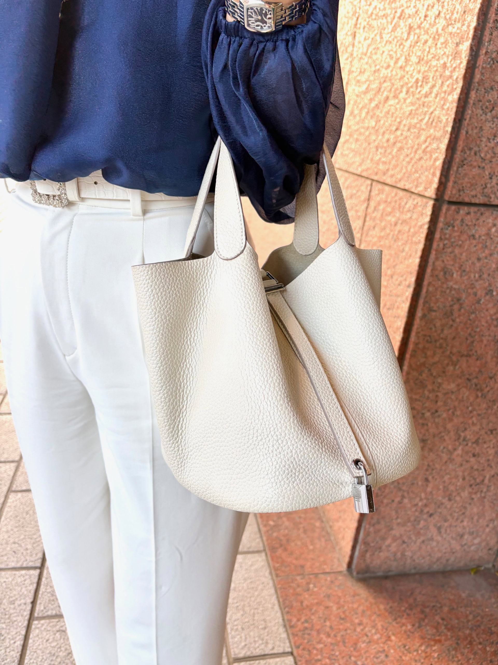 10年以上前に韓国でオーダーしたという白のバッグ。「長年愛用しているからこそ醸し出される、こなれた雰囲気が好きなんです。やわらかな素材で荷物もたっぷり入り、白の小物で統一感を出したいときに使っています」