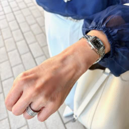 腕時計は「OSSO ITALY」をセレクト。「シンプルなデザインがコーデの邪魔をせず、上品なシルバーアクセ感覚で使えるところがお気に入り」