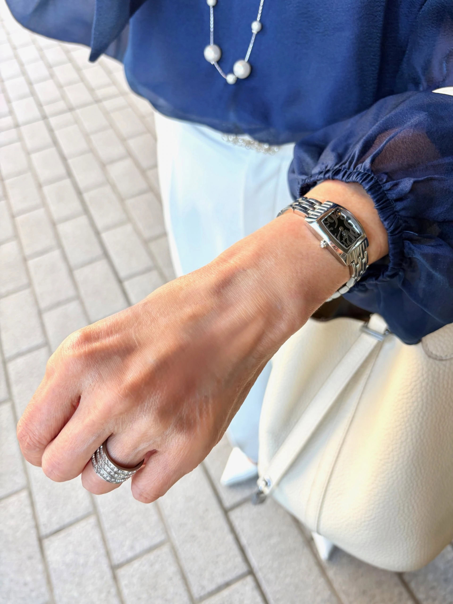 腕時計は「OSSO ITALY」をセレクト。「シンプルなデザインがコーデの邪魔をせず、上品なシルバーアクセ感覚で使えるところがお気に入り」