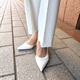 白のポインテッドトゥパンプスが、パンツとのバランスを整えスタイルアップに貢献。「足元まで、ホワイトの小物で揃えることで全体をすっきりと見せられるよう、意識しています」