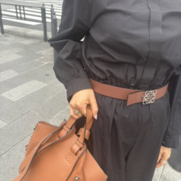 「ロエベのベルト効果で視点が上がり、スタイルアップに。同じブランドのブラウンバッグが全体のカラーバランスを整えてくれて、品よく仕上げてくれます」