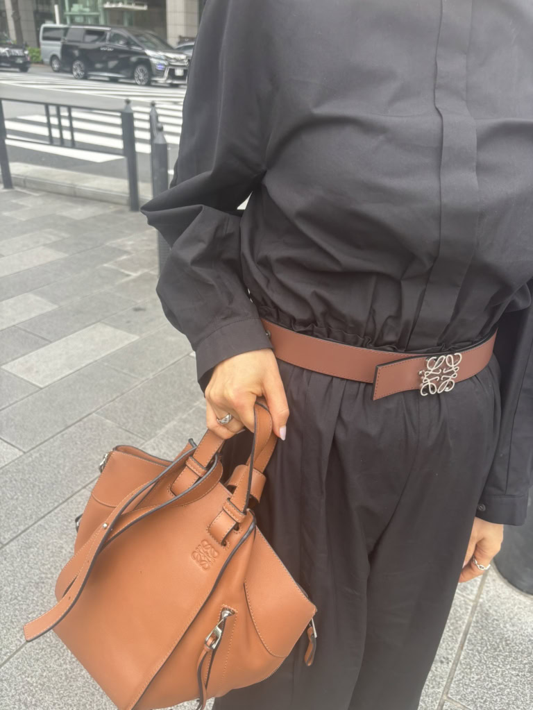 「ロエベのベルト効果で視点が上がり、スタイルアップに。同じブランドのブラウンバッグが全体のカラーバランスを整えてくれて、品よく仕上げてくれます」