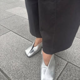 「モードなシルバーのストラップシューズで、黒の重さをマイナス。Vカッティングがより軽快な印象に」