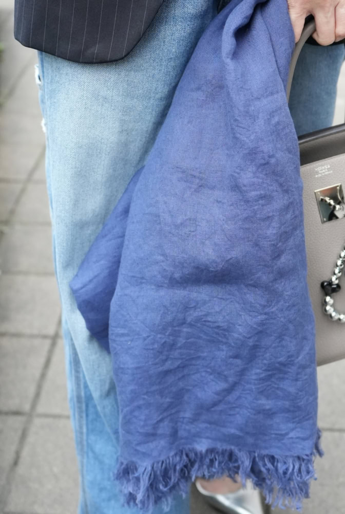 デニムと好相性な「ATELIER N'S」のブルーのストール