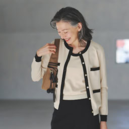 ニットカーディガン¥44,000、半袖ニット¥35,200／ともにエストネーション ザ ファースト（エストネーション）、ニットパンツ33,000／エストネーション、ピアス（両耳で）¥22,000／マナ ローザ ジュエル（マナ ローザ）、バッグ¥16, 500／リンク