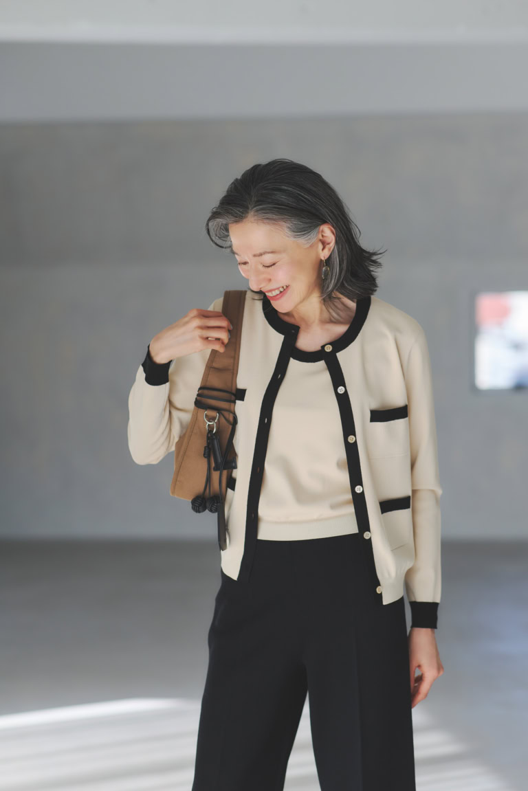 ニットカーディガン¥44,000、半袖ニット¥35,200／ともにエストネーション ザ ファースト（エストネーション）、ニットパンツ33,000／エストネーション、ピアス（両耳で）¥22,000／マナ ローザ ジュエル（マナ ローザ）、バッグ¥16, 500／リンク