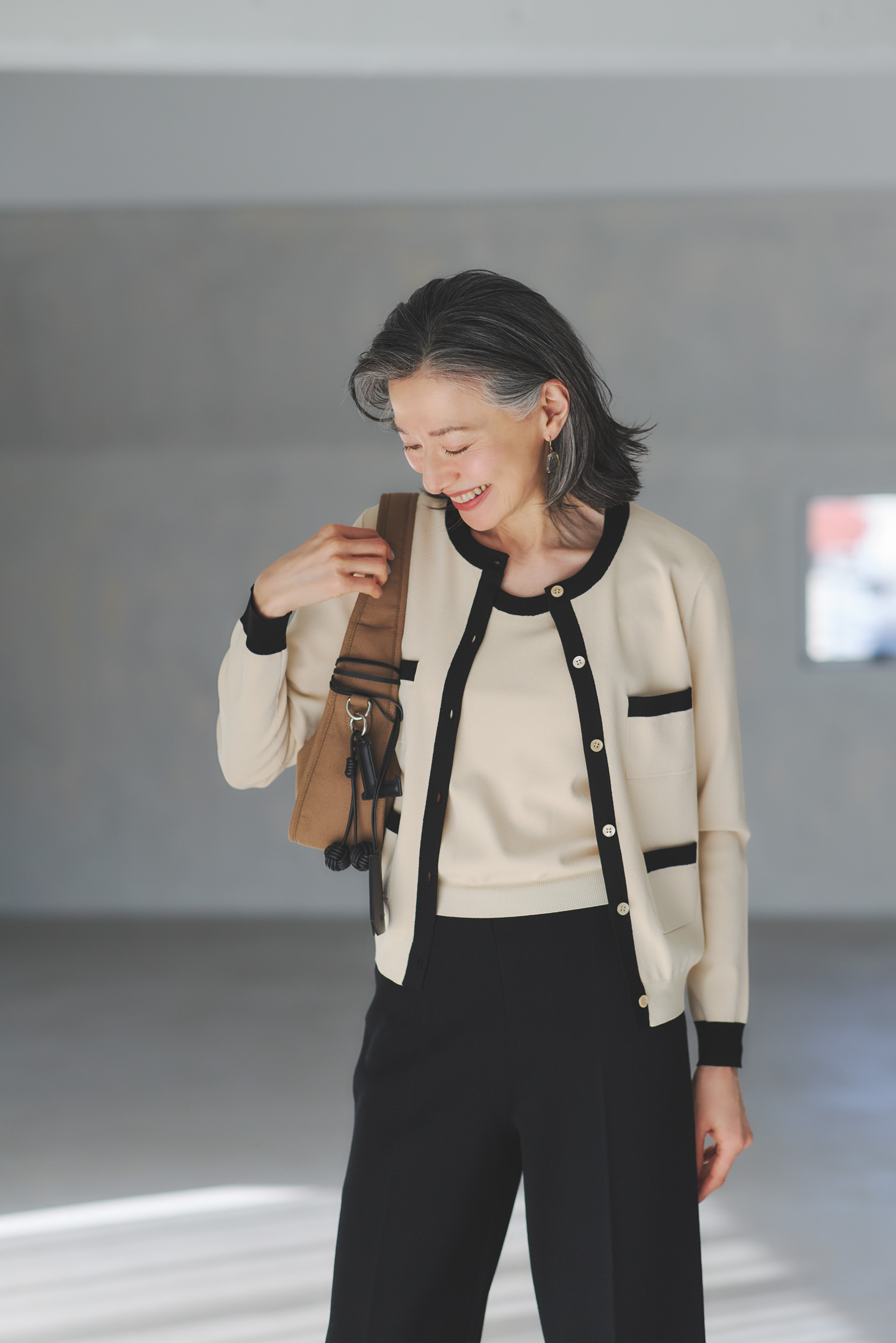 ニットカーディガン¥44,000、半袖ニット¥35,200／ともにエストネーション ザ ファースト（エストネーション）、ニットパンツ33,000／エストネーション、ピアス（両耳で）¥22,000／マナ ローザ ジュエル（マナ ローザ）、バッグ¥16, 500／リンク