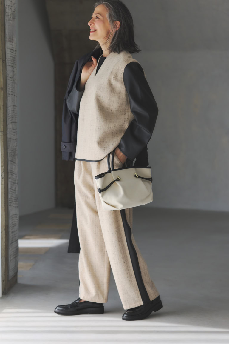 ブラウス¥40,700、パンツ¥45,100／ともにグリードインターナショナル、手に持ったコート¥110,000／コラム（エストネーション）、バッグ¥30,800／サムウェア ステュディオ（リンク・セオリー・ジャパン）、Tシャツ、シューズ／スタイリスト私物