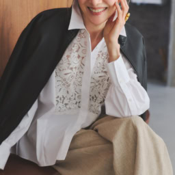 ブラウス¥29,700、ジャケット¥132,000、パンツ¥46,200／すべてセオリーリュクス（リンク・セオリー・ジャパン）、リング¥22,000／マナ ローザ ジュエル（マナ ローザ）