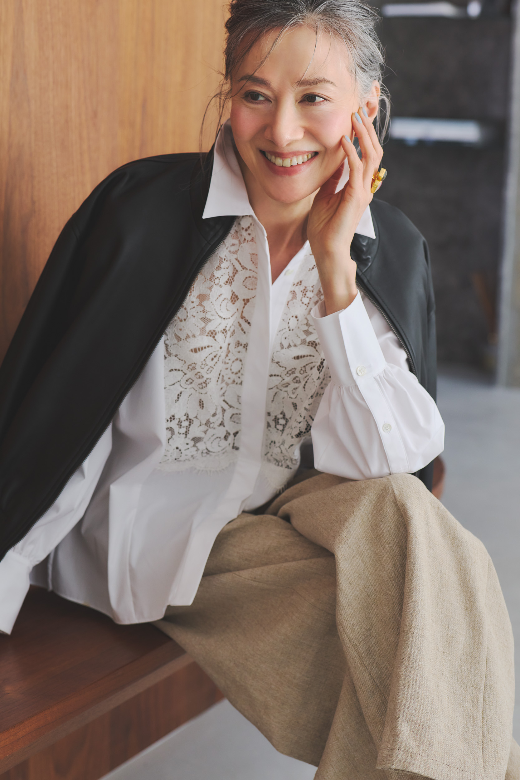 ブラウス¥29,700、ジャケット¥132,000、パンツ¥46,200／すべてセオリーリュクス（リンク・セオリー・ジャパン）、リング¥22,000／マナ ローザ ジュエル（マナ ローザ）