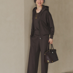 フード付きジャケット¥39,600、タンクトップ¥17,600、パンツ¥36,300／すべてラッピンノット×デミルクス ビームス（ビームス ハウス 丸の内）、ネックレス¥11,000／マナ ローザ ジュエル（マナ ローザ）バッグ¥132,000／エーディーエムジェイ（アクセソワドゥマドモワゼル）、シューズ¥42,900／ダブルスタンダードクロージング（フィルム）