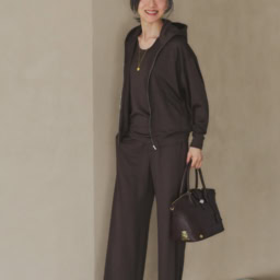 フード付きジャケット¥39,600、タンクトップ¥17,600、パンツ¥36,300／すべてラッピンノット×デミルクス ビームス（ビームス ハウス 丸の内）、ネックレス¥11,000／マナ ローザ ジュエル（マナ ローザ）バッグ¥132,000／エーディーエムジェイ（アクセソワドゥマドモワゼル）、シューズ¥42,900／ダブルスタンダードクロージング（フィルム）