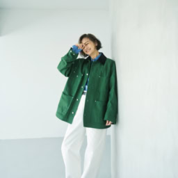 カバーオール¥154,000／ブラミンク（ブラミンク トーキョー）、シャツ¥28,000／アー・ペー・セー（アー・ペー・セー カスタマーサービス）、パンツ¥44,000／デパリエ（デパリエ 伊勢丹新宿店）、ベルト¥17,600／トリー レザー（ジャーナル スタンダード レサージュ 銀座店）、サンダル ¥119,900 ／トッズ（トッズ・ジャパン）