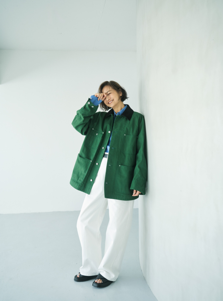 カバーオール¥154,000／ブラミンク（ブラミンク トーキョー）、シャツ¥28,000／アー・ペー・セー（アー・ペー・セー カスタマーサービス）、パンツ¥44,000／デパリエ（デパリエ 伊勢丹新宿店）、ベルト¥17,600／トリー レザー（ジャーナル スタンダード レサージュ 銀座店）、サンダル ¥119,900 ／トッズ（トッズ・ジャパン）