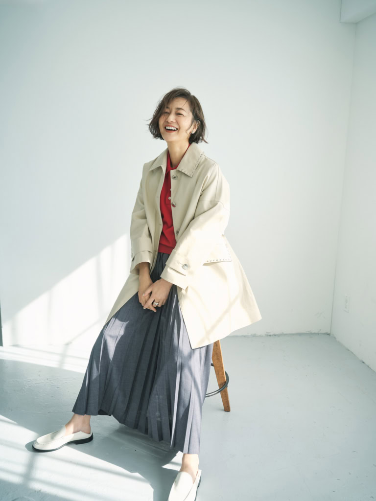 マッキントッシュ×トゥモローランドのコート¥138,000／トゥモローランド、 ニットポロシャツ¥88,000／ブラミンク（ブラミンク トーキョー）、スカート¥27,500／ジャーナル スタンダード レサージュ（ジャーナル スタンダード レ サー ジュ 銀座店）、ピアス¥75,000、 リング大¥70,000、小¥36,000／すべ てニュー ナウ（ランドエヌケー）、ロー ファー¥152,900／トッズ（トッズ・ジャパン）