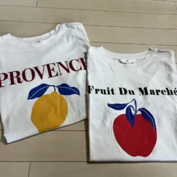 「H&M」のロゴTシャツ