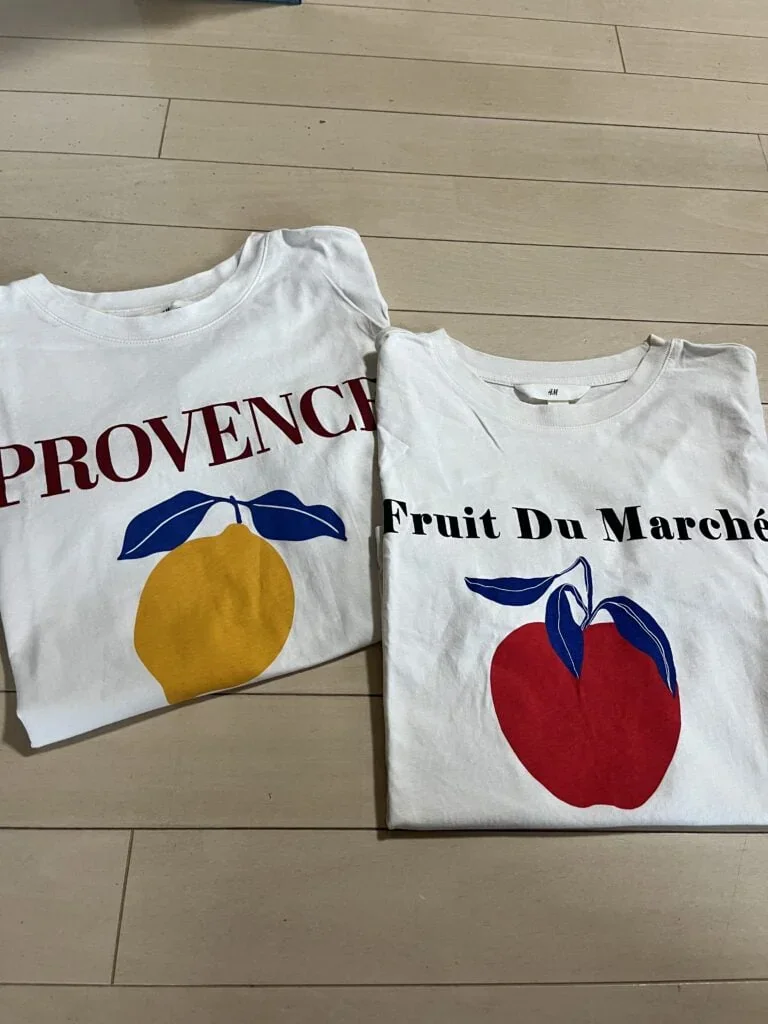 「H&M」のロゴTシャツ