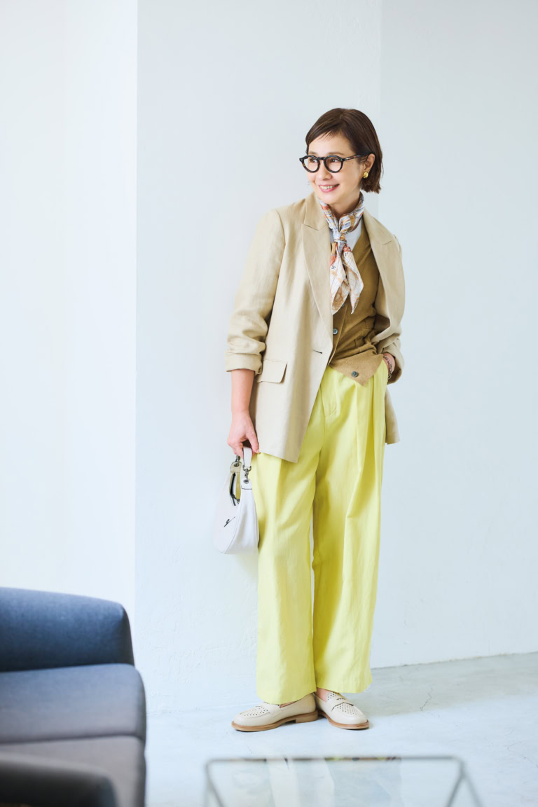 パンツ¥39,600、ジャケット¥61,600、カーディガン¥33,000/すべてドロウェル、Tシャツ¥2,990/ギャップ、スカーフ¥16,500/マニプリ、イヤリング¥11,000/アビステ、ブレスレット¥63,800/ダニエラ・デ・マルキ(アッシュ・ペー・フランス)、メガネ¥42,900/アイヴァン(アイヴァン 東京ギャラリー)、バッグ¥74,800/ロンシャン(ロンシャン・ジャパン)、靴¥41,800/カステラーノ(フラッパーズオンライン)