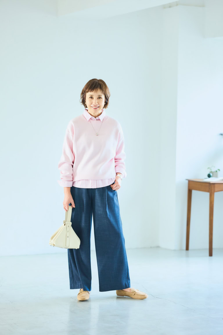 ニット¥2,490、靴¥2,990/ともにジーユー、シャツ¥28,600/ドロウェル、パンツ¥16,500/ソージュ(ソージュ オンラインストア)、バッグ¥126,500/アドヴェン(トゥモローランド)、ピアス¥27,500、ネックレス¥37,620/ともにバルブス、バングル¥30,360/アドラル(すべてズットホリック)