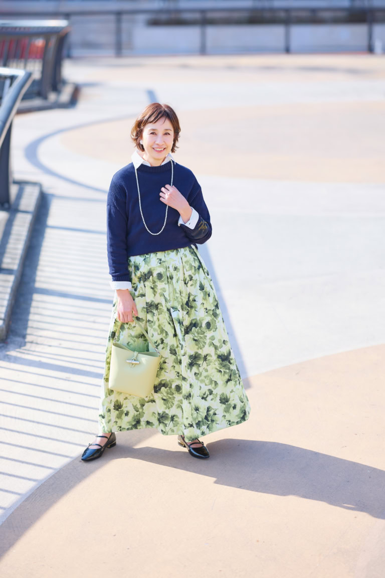 スカート¥110,000/エブール(リトルリーグ インク)、ニット¥110,000、シャツ¥55,000/ともにマディソンブルー、イヤリング¥13,090/マイケルナッシュ・ジュエリー(ズットホリック)、ネックレス¥7,150/アビステ、バッグ¥99,000/ロンシャン(ロンシャン・ジャパン)、靴¥24,200/ヒミコ