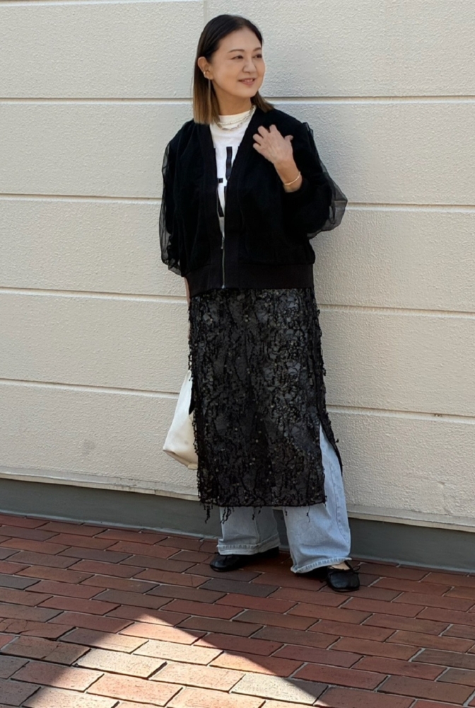 【60代お手本スナップ】Tシャツ&デニムをベースにした「大人のモードカジュアル」がさすがです!|スタイリスト岩崎聡美さん