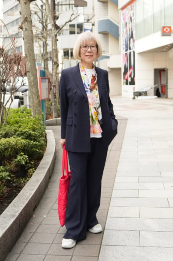 【60代お手本スナップ】「ユニクロ」のモードなスーツが映える小物使いに注目！絶妙バランスでレディなアイテムをミックスさせたノーブルコーデ