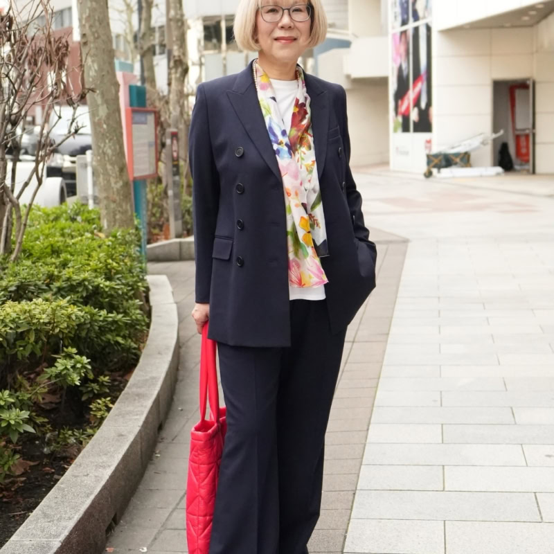 【60代お手本スナップ】「ユニクロ」のモードなスーツが映える小物使いに注目！絶妙バランスでレディなアイテムをミックスさせたノーブルコーデ