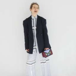 シャツ¥176,000、パンツ¥139,700、ジャケット¥198,000／すべてコート（メゾン・ディセット）、ピアス¥95,900、イヤカフ（右耳）¥27,100、リング（左手人さし指）¥84,700、リング（左手薬指指先側から）¥169,500、¥45,900／すべてトムウッド（トムウッド 青山店）、バッグ¥157,300／ピエール アルディ（ピエール アルディ 東京）、シューズ¥139,700／セルジオロッシ（セルジオ ロッシ ジャパン カスタマーサービス）