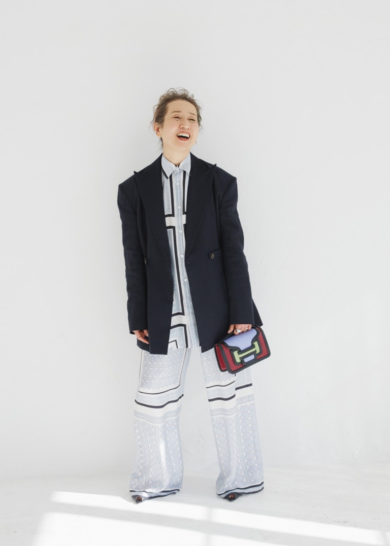 シャツ¥176,000、パンツ¥139,700、ジャケット¥198,000/すべてコート(メゾン・ディセット)、ピアス¥95,900、イヤカフ(右耳)¥27,100、リング(左手人さし指)¥84,700、リング(左手薬指指先側から)¥169,500、¥45,900/すべてトムウッド(トムウッド 青山店)、バッグ¥157,300/ピエール アルディ(ピエール アルディ 東京)、シューズ¥139,700/セルジオロッシ(セルジオ ロッシ ジャパン カスタマーサービス)