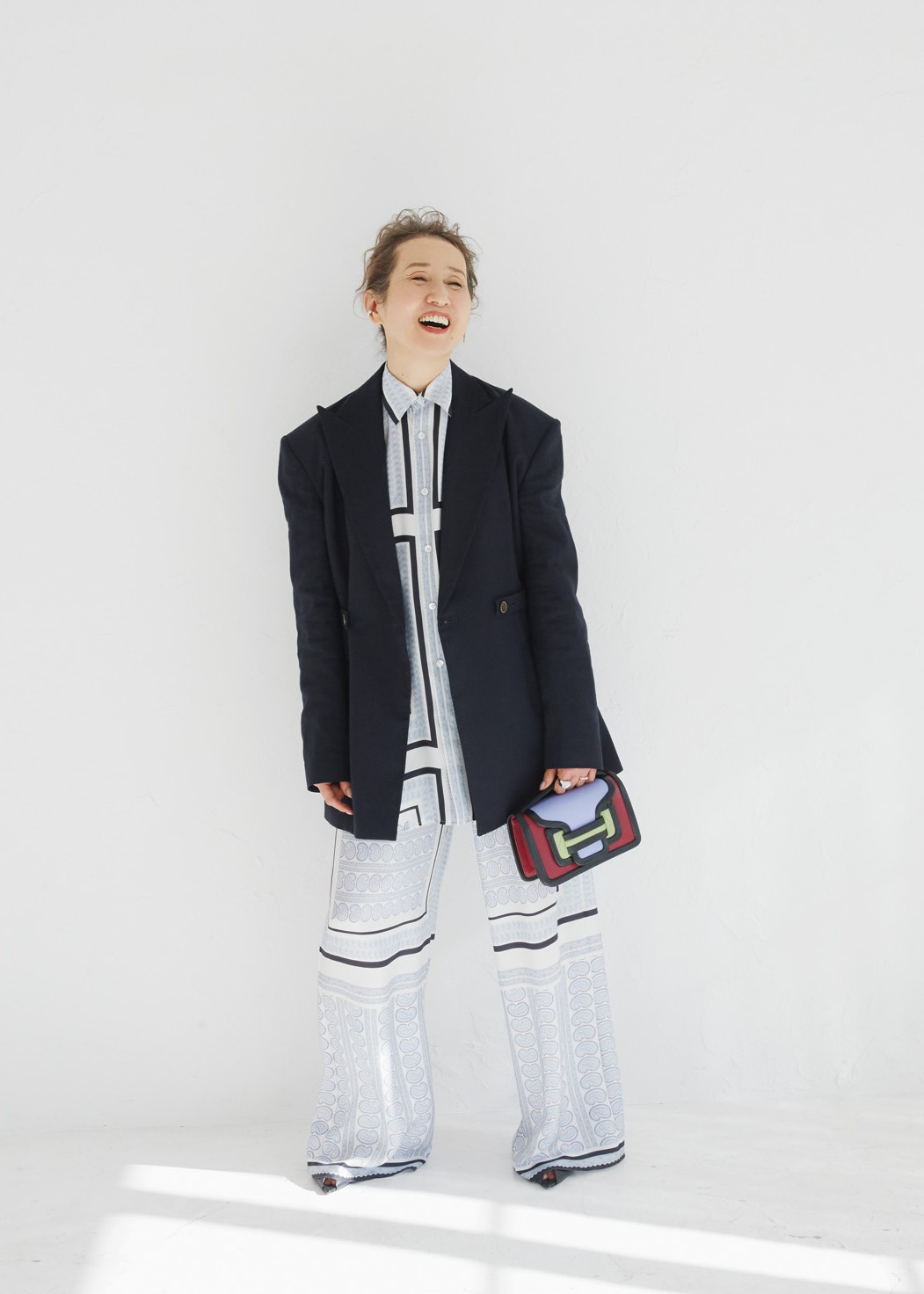 シャツ¥176,000、パンツ¥139,700、ジャケット¥198,000／すべてコート（メゾン・ディセット）、ピアス¥95,900、イヤカフ（右耳）¥27,100、リング（左手人さし指）¥84,700、リング（左手薬指指先側から）¥169,500、¥45,900／すべてトムウッド（トムウッド 青山店）、バッグ¥157,300／ピエール アルディ（ピエール アルディ 東京）、シューズ¥139,700／セルジオロッシ（セルジオ ロッシ ジャパン カスタマーサービス）