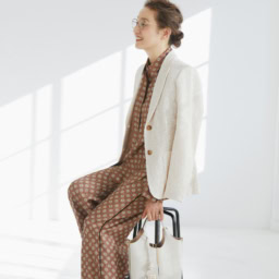 ブラウス¥154,000、パンツ¥143,000／ともにドロシー シューマッハ（サン・フレール）、ジャケット¥143,000／セヴンティ ヴェネツィア（サン・フレール）、メガネ¥52,800／アイヴァン（アイヴァン 東京ギャラリー）、イヤカフ（ゴールド）¥264,000、イヤカフ（シルバー）¥18,920、ネックレス¥242,000、リング（左手薬指）¥550,000、（左手人さし指）¥231,000／すべてジョージ ジェンセン（ジョージ ジェンセン ジャパン）、バッグ¥163,900、チャーム¥86,900／ともにトッズ（トッズ・ジャパン）、シューズ¥70,400／ネブローニ（ヒロタカ 表参道ヒルズ）、メガネ¥50,600／アイヴァン（アイヴァン 東京ギャラリー）、バッグ¥75,900／マエストソ（アマン）、シューズ¥69,300／ネブローニ