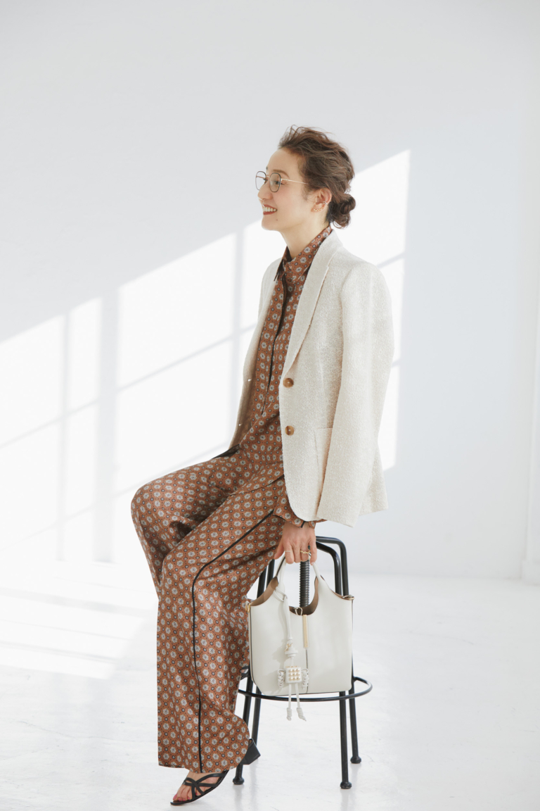 ブラウス¥154,000、パンツ¥143,000／ともにドロシー シューマッハ（サン・フレール）、ジャケット¥143,000／セヴンティ ヴェネツィア（サン・フレール）、メガネ¥52,800／アイヴァン（アイヴァン 東京ギャラリー）、イヤカフ（ゴールド）¥264,000、イヤカフ（シルバー）¥18,920、ネックレス¥242,000、リング（左手薬指）¥550,000、（左手人さし指）¥231,000／すべてジョージ ジェンセン（ジョージ ジェンセン ジャパン）、バッグ¥163,900、チャーム¥86,900／ともにトッズ（トッズ・ジャパン）、シューズ¥70,400／ネブローニ（ヒロタカ 表参道ヒルズ）、メガネ¥50,600／アイヴァン（アイヴァン 東京ギャラリー）、バッグ¥75,900／マエストソ（アマン）、シューズ¥69,300／ネブローニ