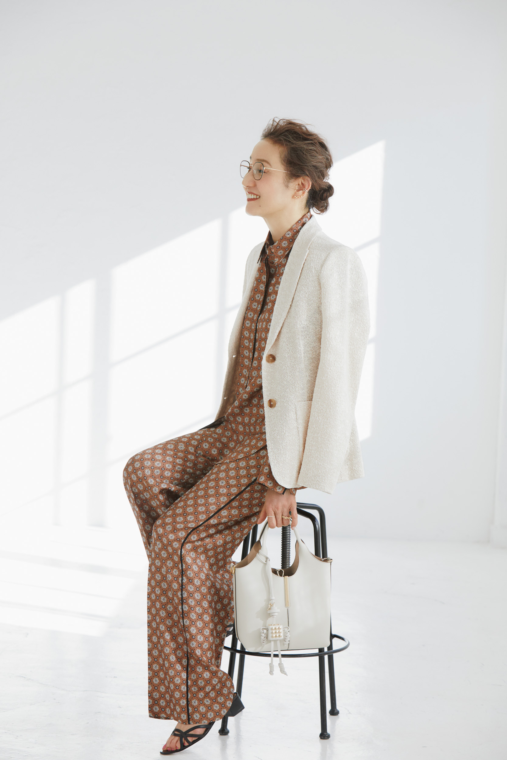 ブラウス¥154,000、パンツ¥143,000／ともにドロシー シューマッハ（サン・フレール）、ジャケット¥143,000／セヴンティ ヴェネツィア（サン・フレール）、メガネ¥52,800／アイヴァン（アイヴァン 東京ギャラリー）、イヤカフ（ゴールド）¥264,000、イヤカフ（シルバー）¥18,920、ネックレス¥242,000、リング（左手薬指）¥550,000、（左手人さし指）¥231,000／すべてジョージ ジェンセン（ジョージ ジェンセン ジャパン）、バッグ¥163,900、チャーム¥86,900／ともにトッズ（トッズ・ジャパン）、シューズ¥70,400／ネブローニ（ヒロタカ 表参道ヒルズ）、メガネ¥50,600／アイヴァン（アイヴァン 東京ギャラリー）、バッグ¥75,900／マエストソ（アマン）、シューズ¥69,300／ネブローニ