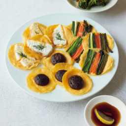 「白身魚と野菜の卵のジョン」と「菜の花と桜えびのナムル」