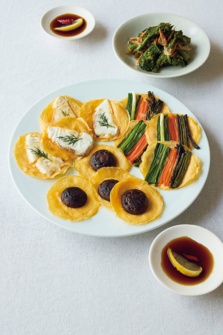 「白身魚と野菜の卵のジョン」と「菜の花と桜えびのナムル」