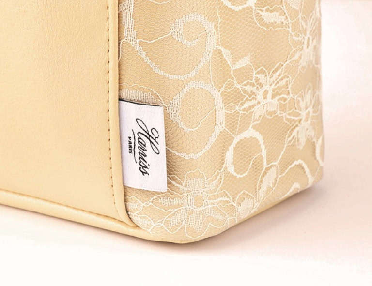 ハリスバニティポーチのロゴタグ