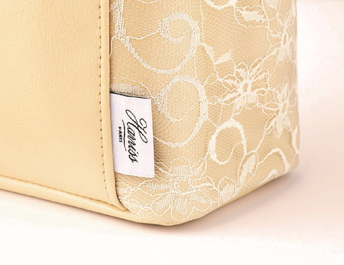 ハリスバニティポーチのロゴタグ