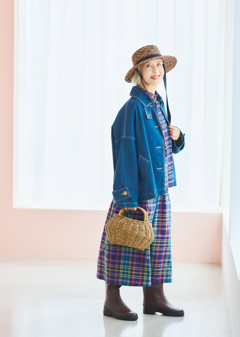 デニムジャケット¥46,200、シャツ¥29,700、スカート¥33,000/すべてトラディショナルウェザーウェア(トラディショナル ウェザーウェア 渋谷店)、帽子¥56,100/ヘレンカミンスキー(ヘレンカミンスキー GINZA SIX店)、バッグ¥13,200/ハリス(金万)、ブーツ(2月下旬発売予定)¥33,000/エーグル(エーグルカスタマーサービス