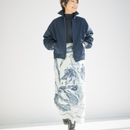 スイングトップ¥132,000／マディソンブルー、ブラウス¥130,900／ドゥロワー（ドゥロワー 青山店）、スカート¥293,700／ERDEM（メゾン・ディセット）、ブーツ¥277,200／マノロ ブラニク（ドゥロワー 青山店）