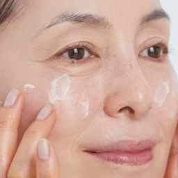 【1】日焼け止めや下地を顔全体に塗布する