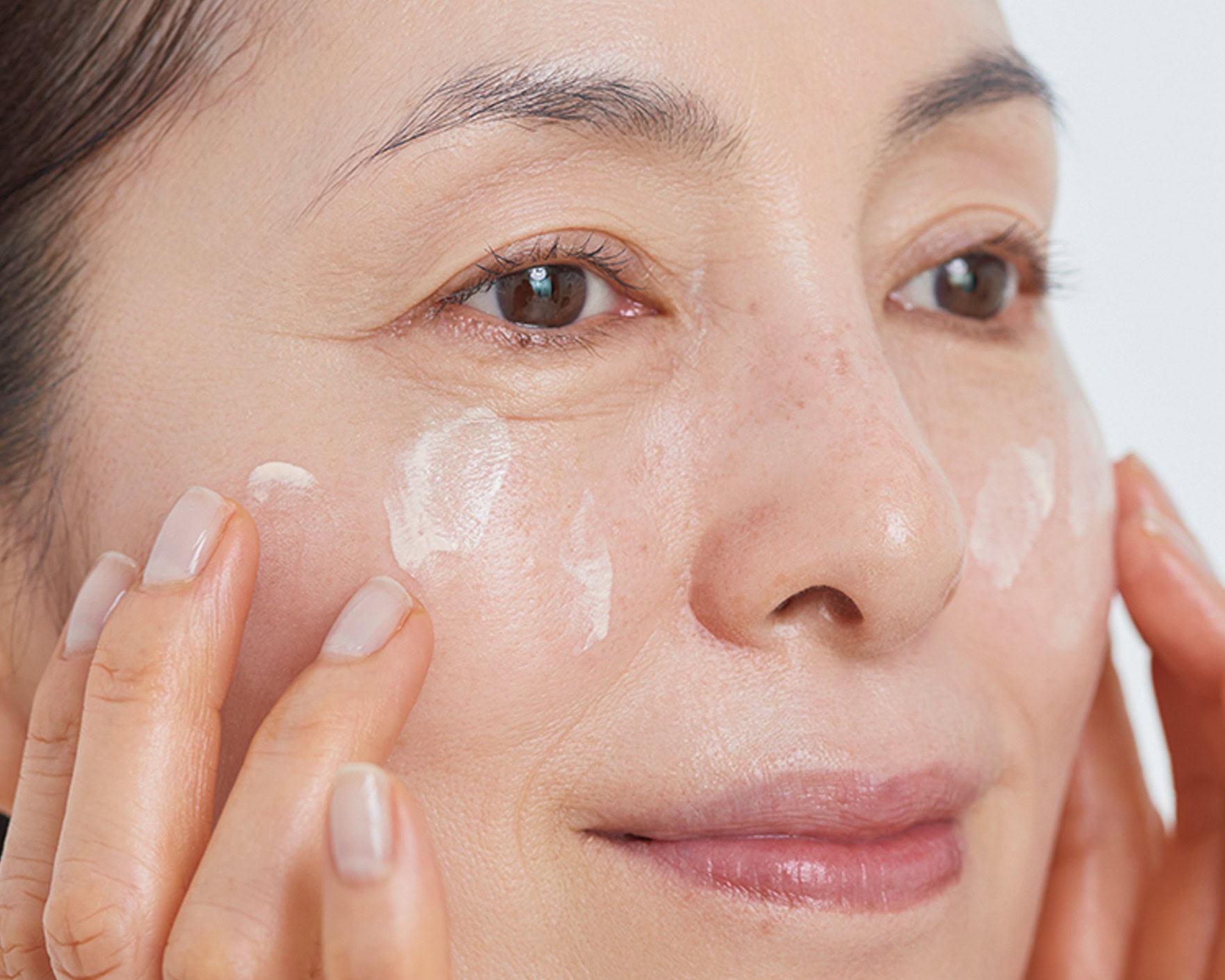 【1】日焼け止めや下地を顔全体に塗布する