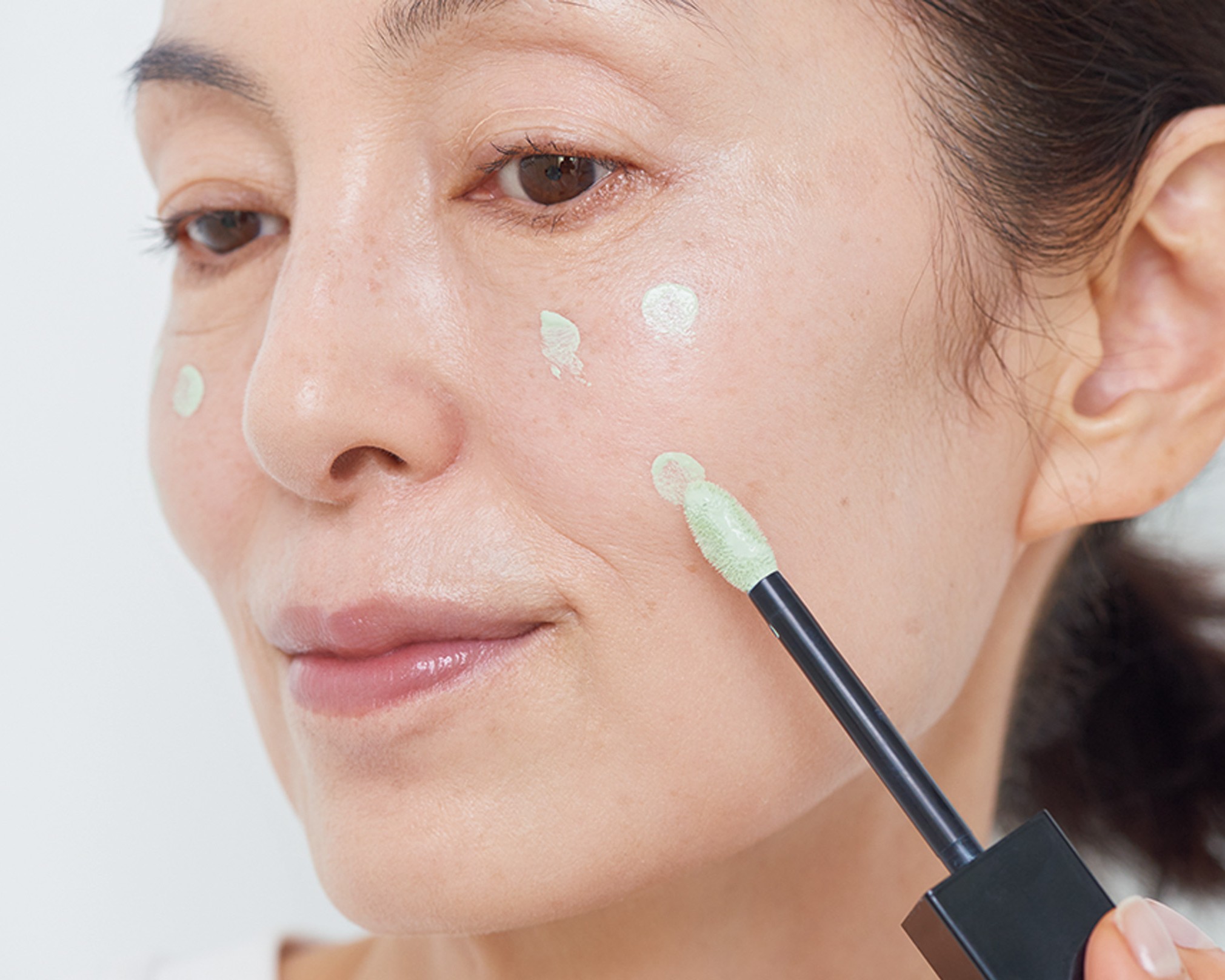 【2】赤みが気になる箇所にグリーンを点置きする