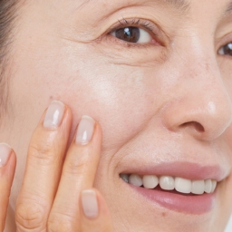 【3】2 本指で赤み部分にグリーンを広げる