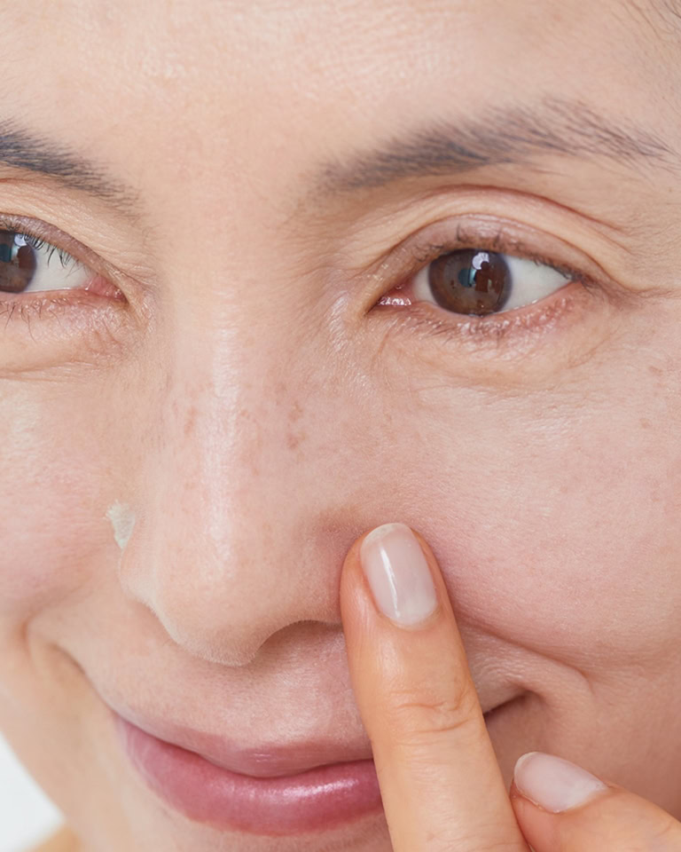 【4】小鼻の脇にチョンと置き指先でなじませる