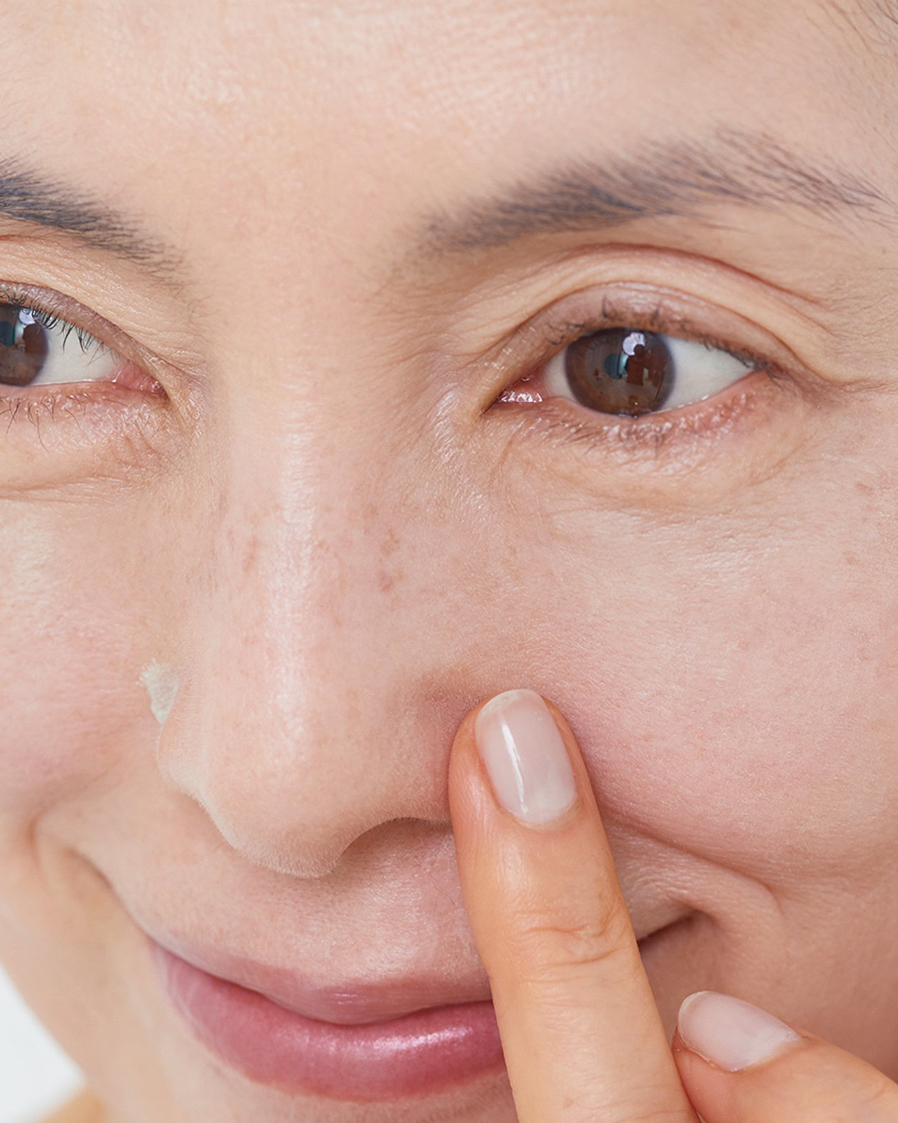 【4】小鼻の脇にチョンと置き指先でなじませる