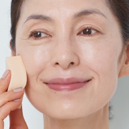 【5】ファンデーションを全体に薄く重ねて仕上げる