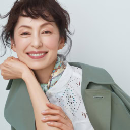 トレンチコート¥63,800、シャツ¥26,400／ともにティッカ　スカーフ¥16,500／マニプリ、（左耳）イヤーカフ¥71,500、（右耳上）、イヤーカフ¥59,400、（右耳下）イヤーカフ¥96,800、（左手）リング¥198,000、（右手）フィンガーリング¥201,300／すべてヒロタカ（ヒロタカ表参道ヒルズ）